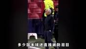 穆里尼奥亲吻国米传奇中场的光头，二人曾联手为国米赢得三冠王